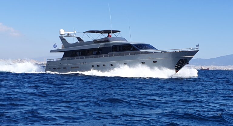 Motor Yacht KISS - Underway