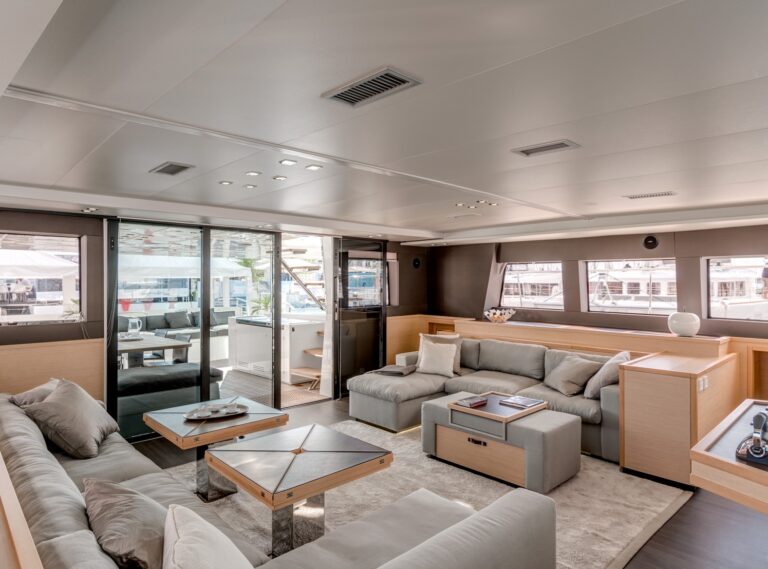 Main Salon (sistership)