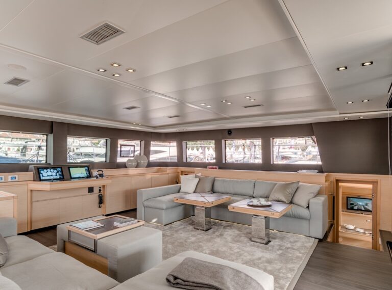 Main Salon (sistership)