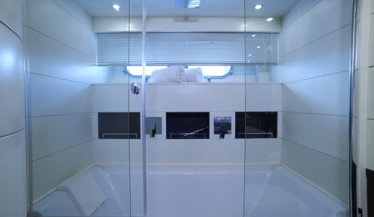 Master Ensuite Bathtub