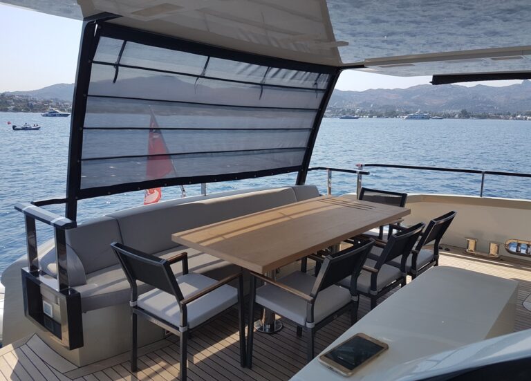 MY LARA - Aft deck