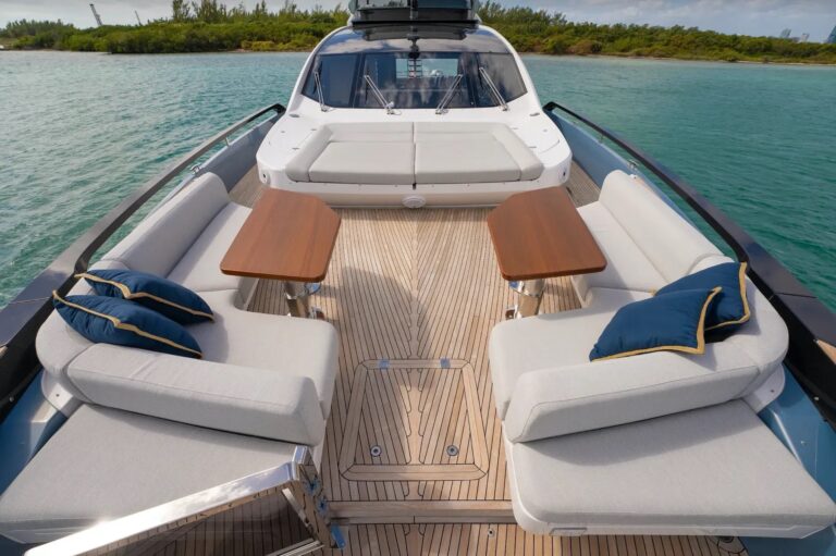 Foredeck Lounge