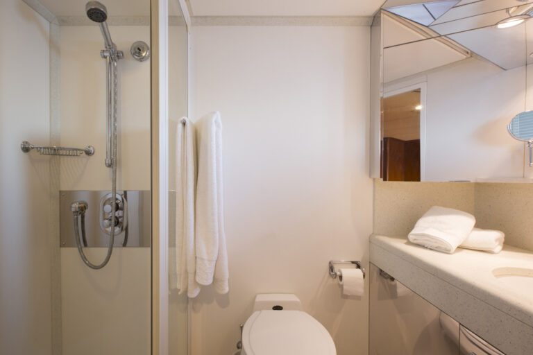 MY LIBRA Y- Guest ensuite and shower