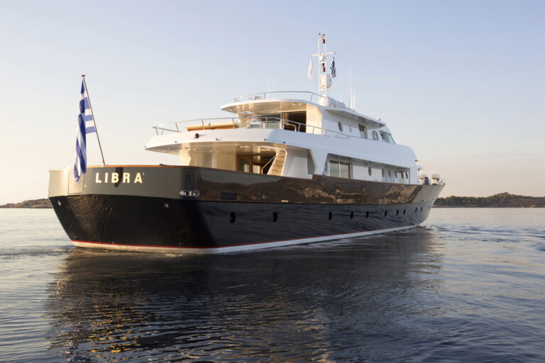 MY LIBRA Y- Stern view