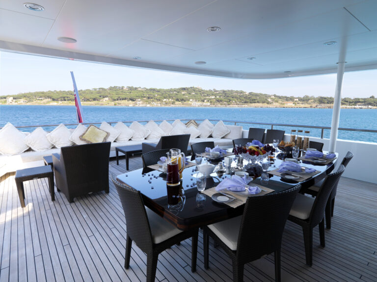 MY LITTLE VIOLET - Bridge deck dining
