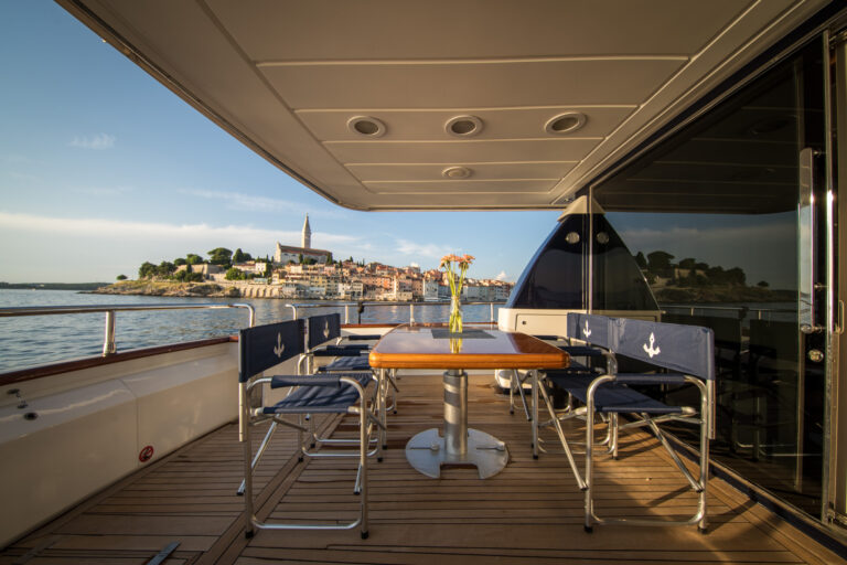 Main Deck Aft Dining