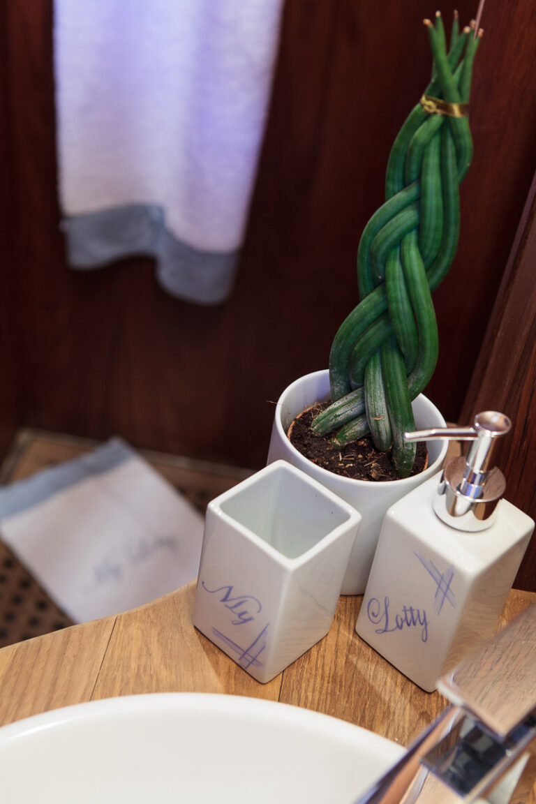 MY LOTTY yacht - bathroom details