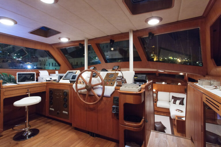 MY LOTTY yacht - helm