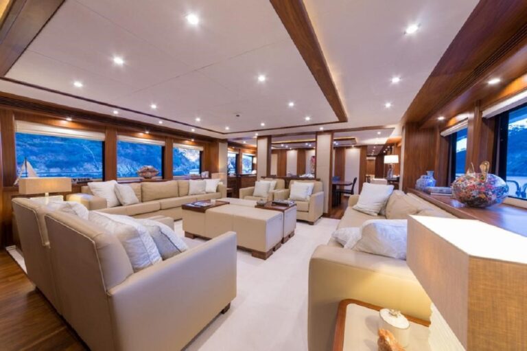 Beautiful main salon
