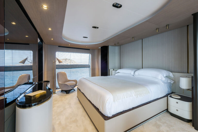 Main deck master suite