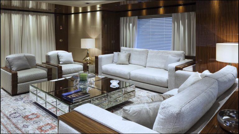Main Salon Lounge