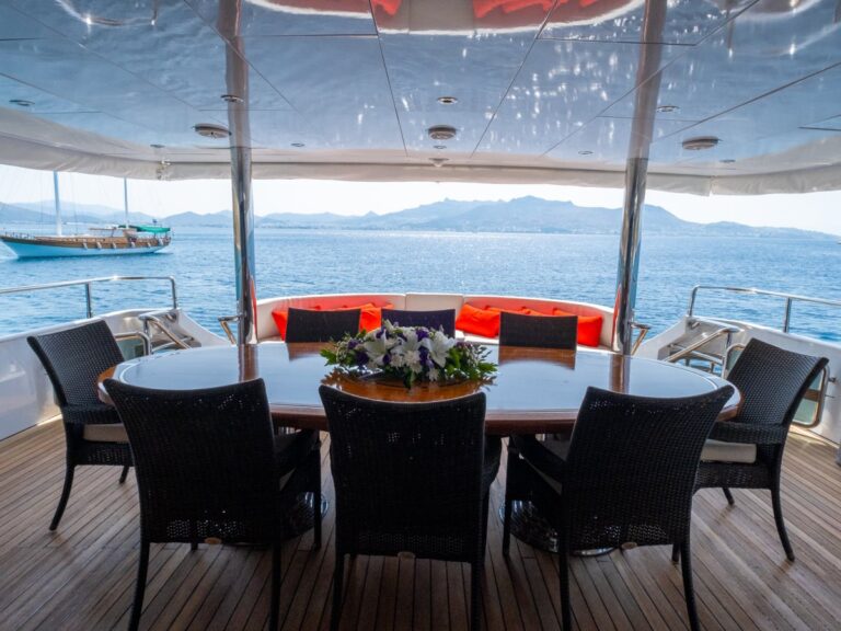 Main Deck Aft Dining