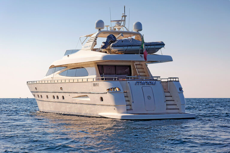 MY MINOU - Stern view