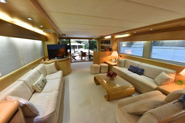 Spacious Saloon