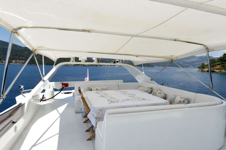 Flybridge Dining