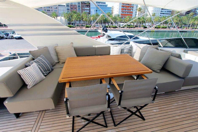 Flybridge Alfresco Dining Area