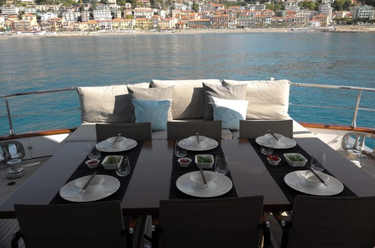 MY MOONRAKER - Alfresco dining