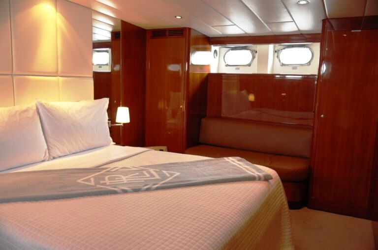MY MOONRAKER - Master stateroom