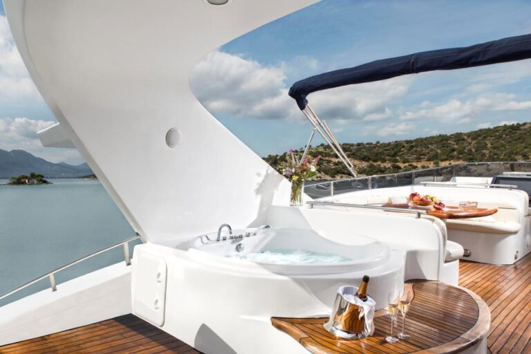 MY NITTA V - Sundeck Jacuzzi
