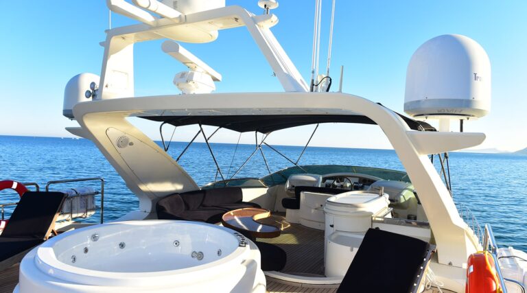 Flybridge jacuzzi