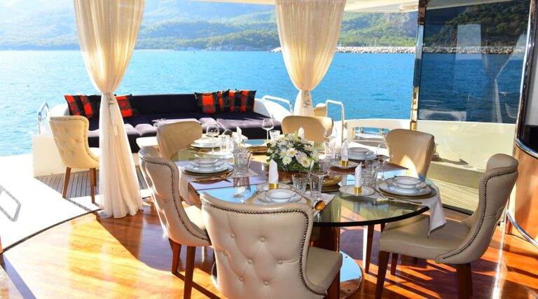 Flexible on deck dining