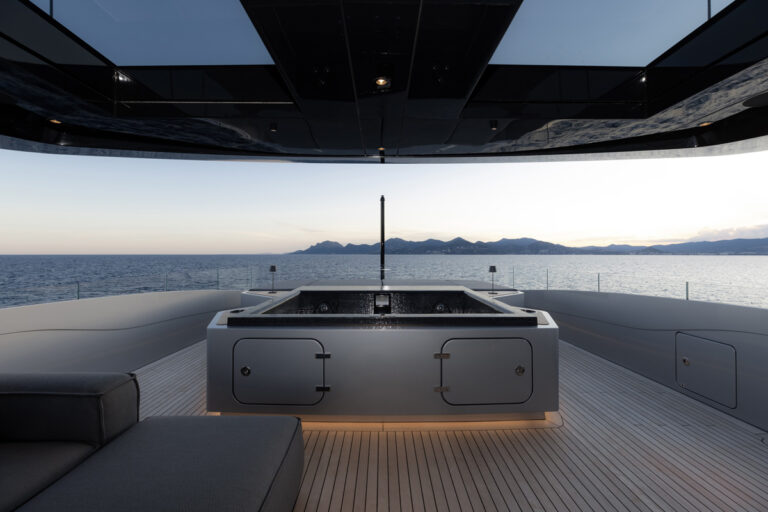 Sun Deck - Jacuzzi