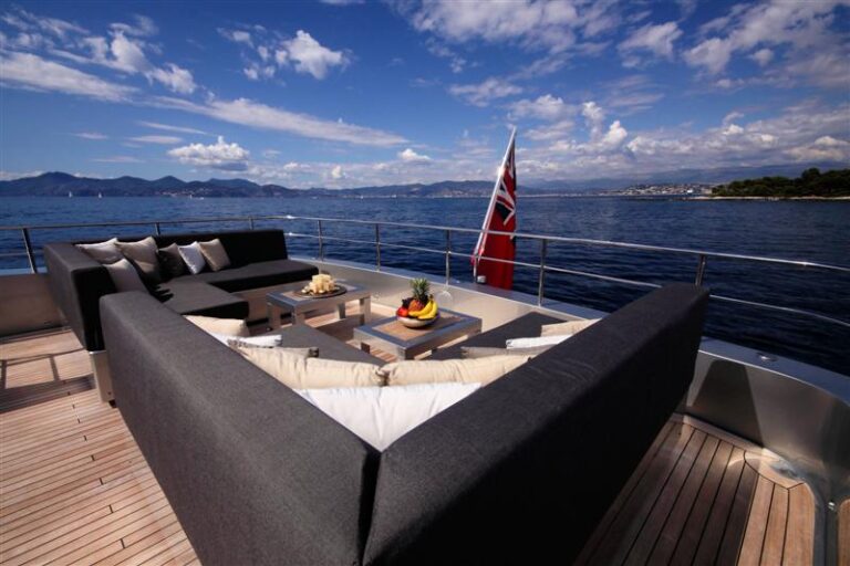 MY ONYX - Cocktal tables on Flybridge