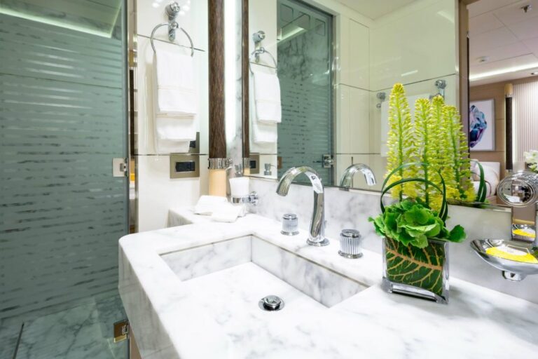 Guest Cabin - Bathroom