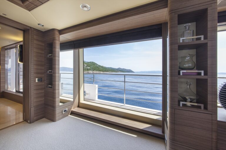 Huge Windows : Doors To The Exteriors