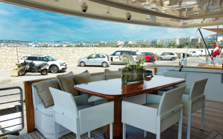 Aft deck dining