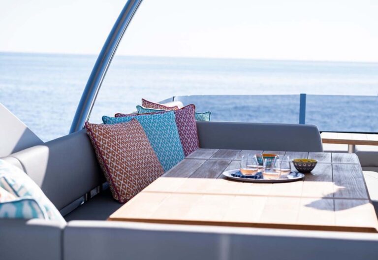 Flybridge dining