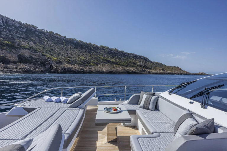 Foredeck Lounge