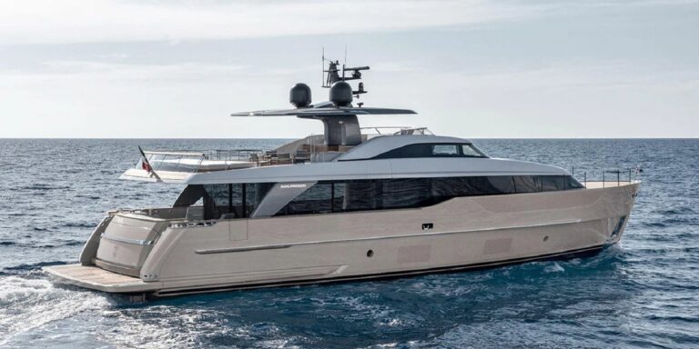 Luxury Yacht PENGUINS