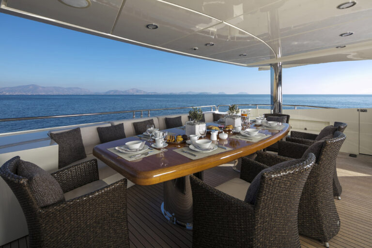 MY RINI V - Aft deck dining