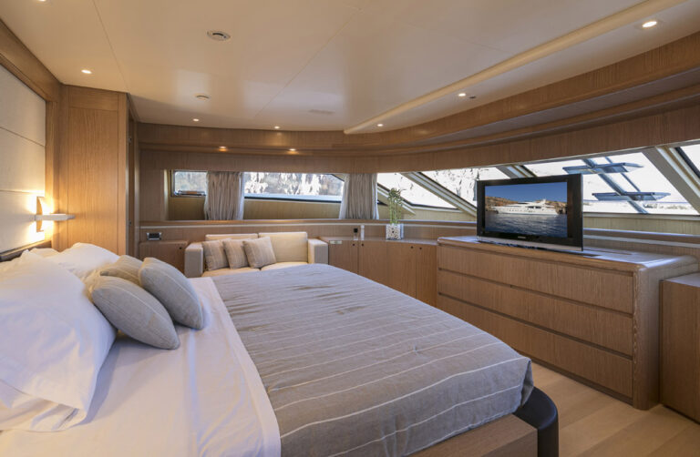 MY RINI V - Master stateroom