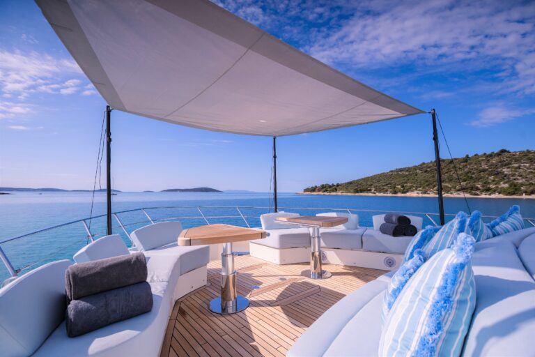 Foredeck with sunshade