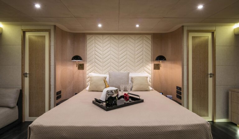 MY SAINT 112 - Master cabin bed