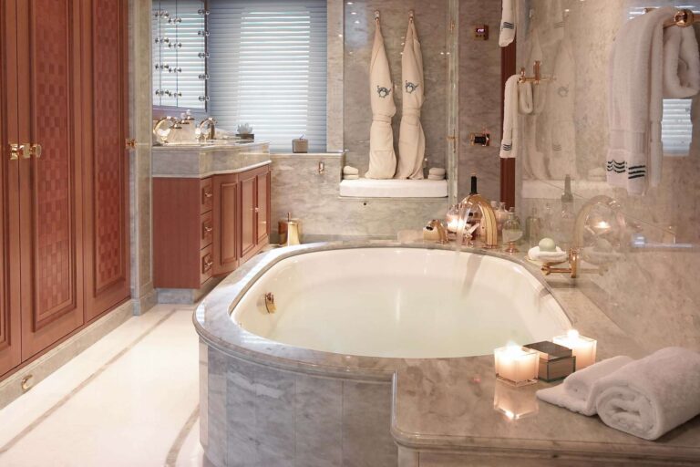 Guest Cabin - Bathroom