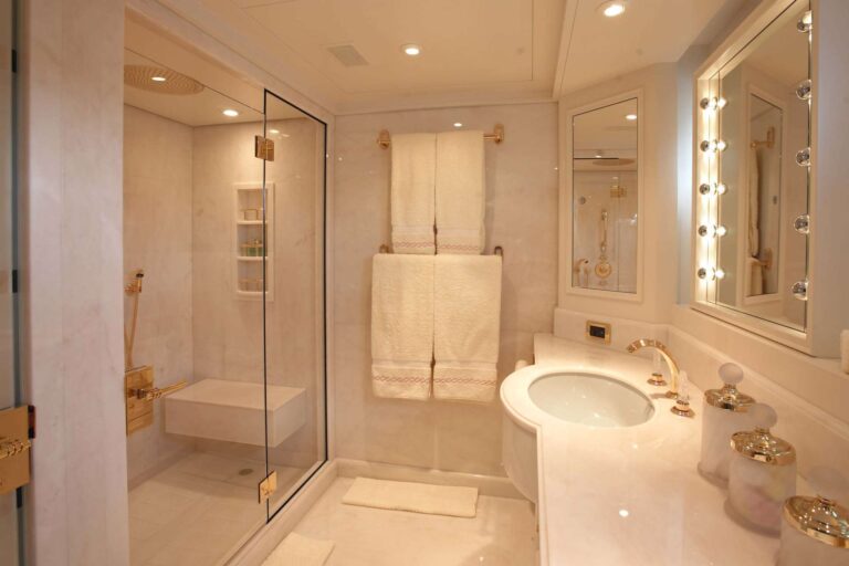 Guest Cabin - Bathroom