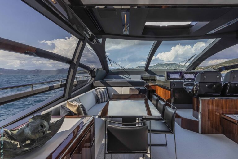 Main Salon (sistership)