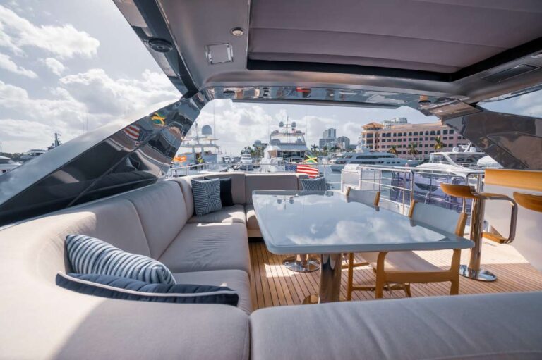 Flybridge sun deck