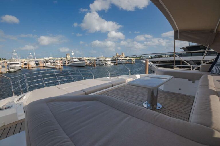 Foredeck lounge