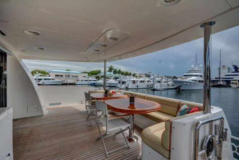 MY SIXTY SIX - Aft deck