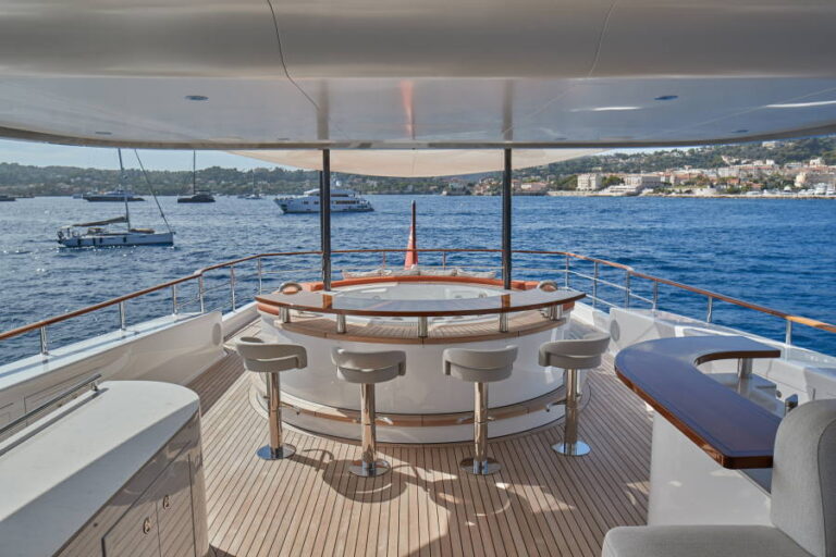 Sundeck jacuzzi