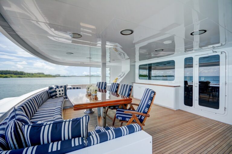 MY THEMIS - Main aft deck
