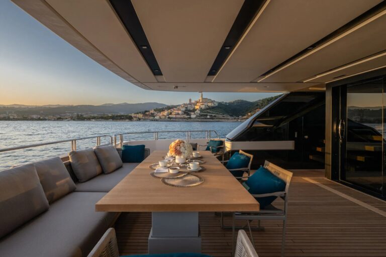 Main Deck Aft Dining