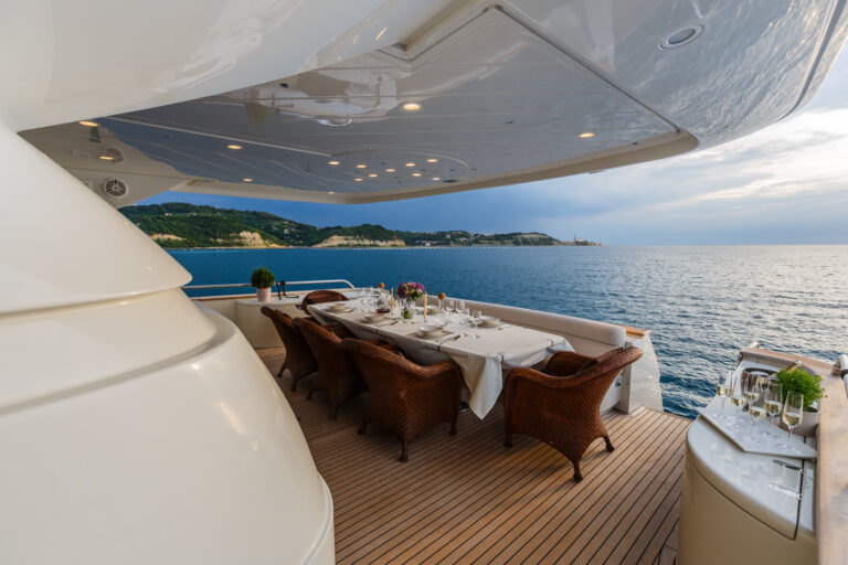 MY VELLMARI -  Aft deck