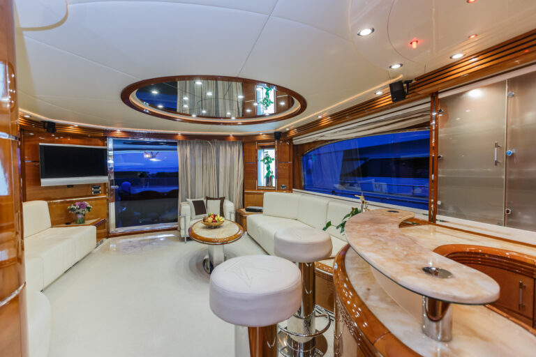 MY VELLMARI -  Salon with wet bar