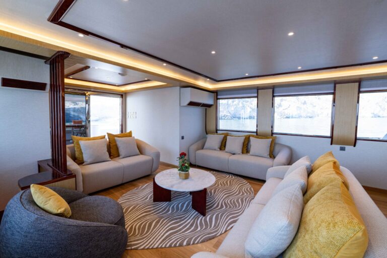 Main Salon Lounge