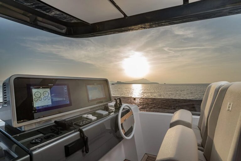 Flybridge helm station